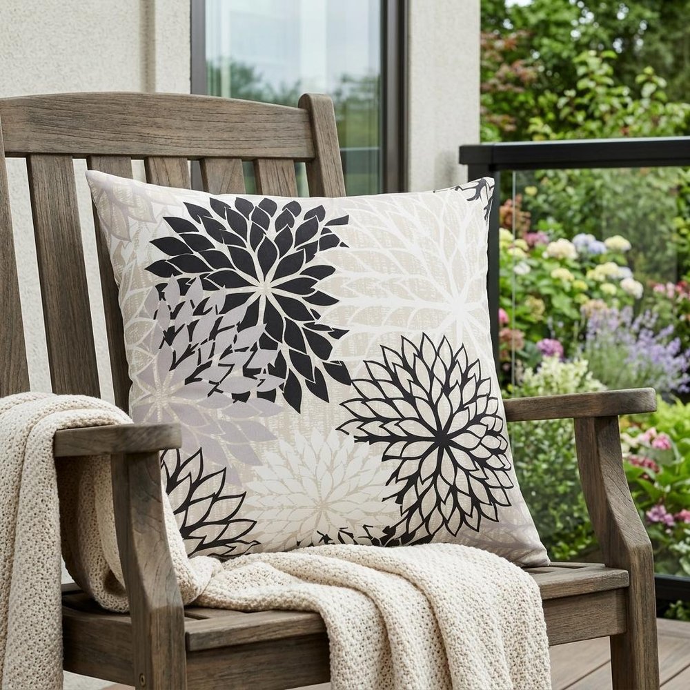 Outdoor Pillows & Blankets